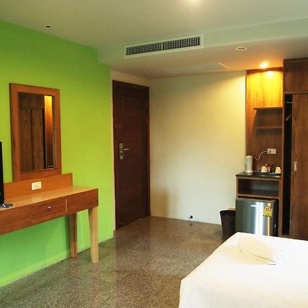 Phuket Ecozy Hotel Patong Екстериор снимка